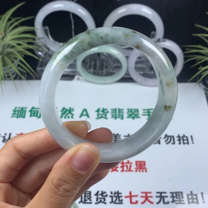 翡翠未镶嵌手镯56号。 57圈