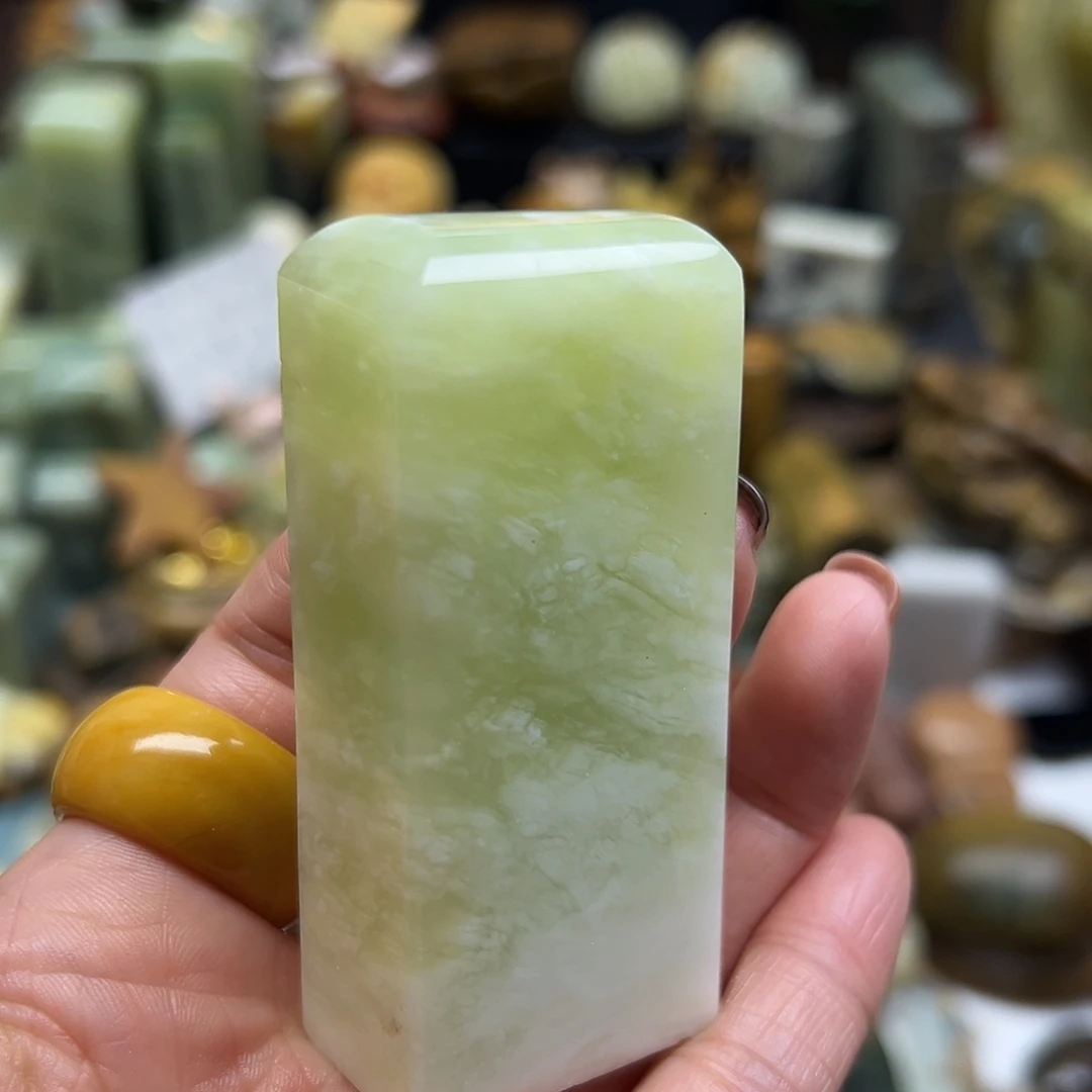 岫玉未镶嵌颈饰翠花料印章有瑕