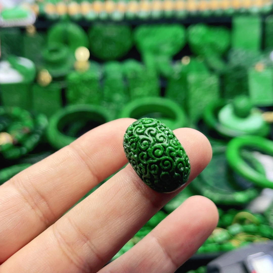 只买单纯的吊坠，没带链子，属的性质。蛋面