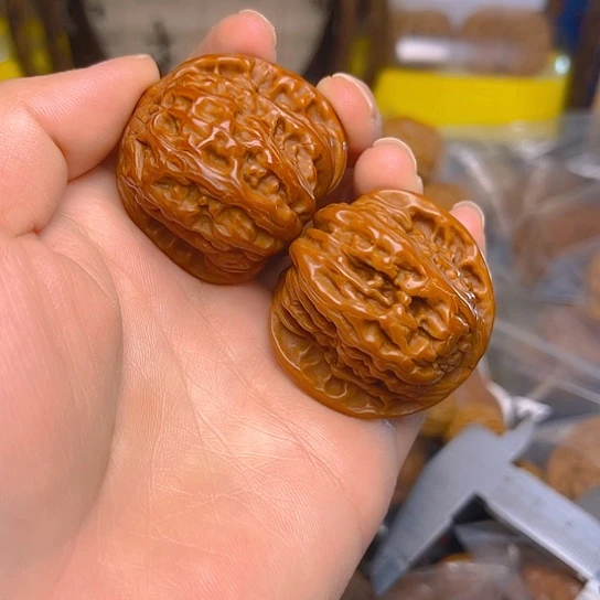 文玩核桃吊坠白狮子