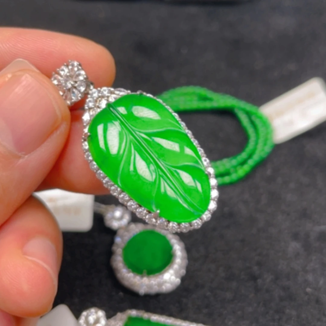 【闪购商品】颈饰银S925镶嵌翡翠吊坠