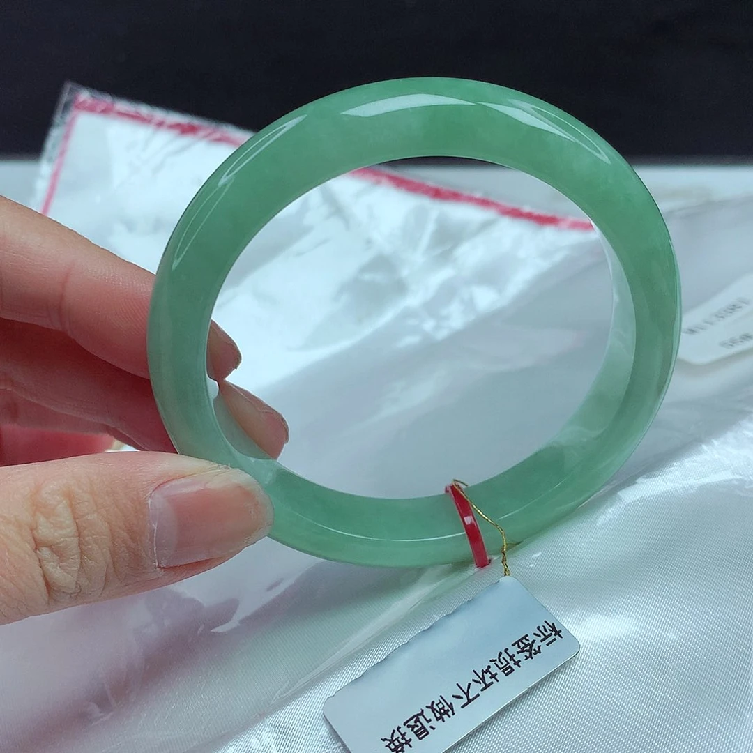 翡翠手镯未镶嵌55圈381