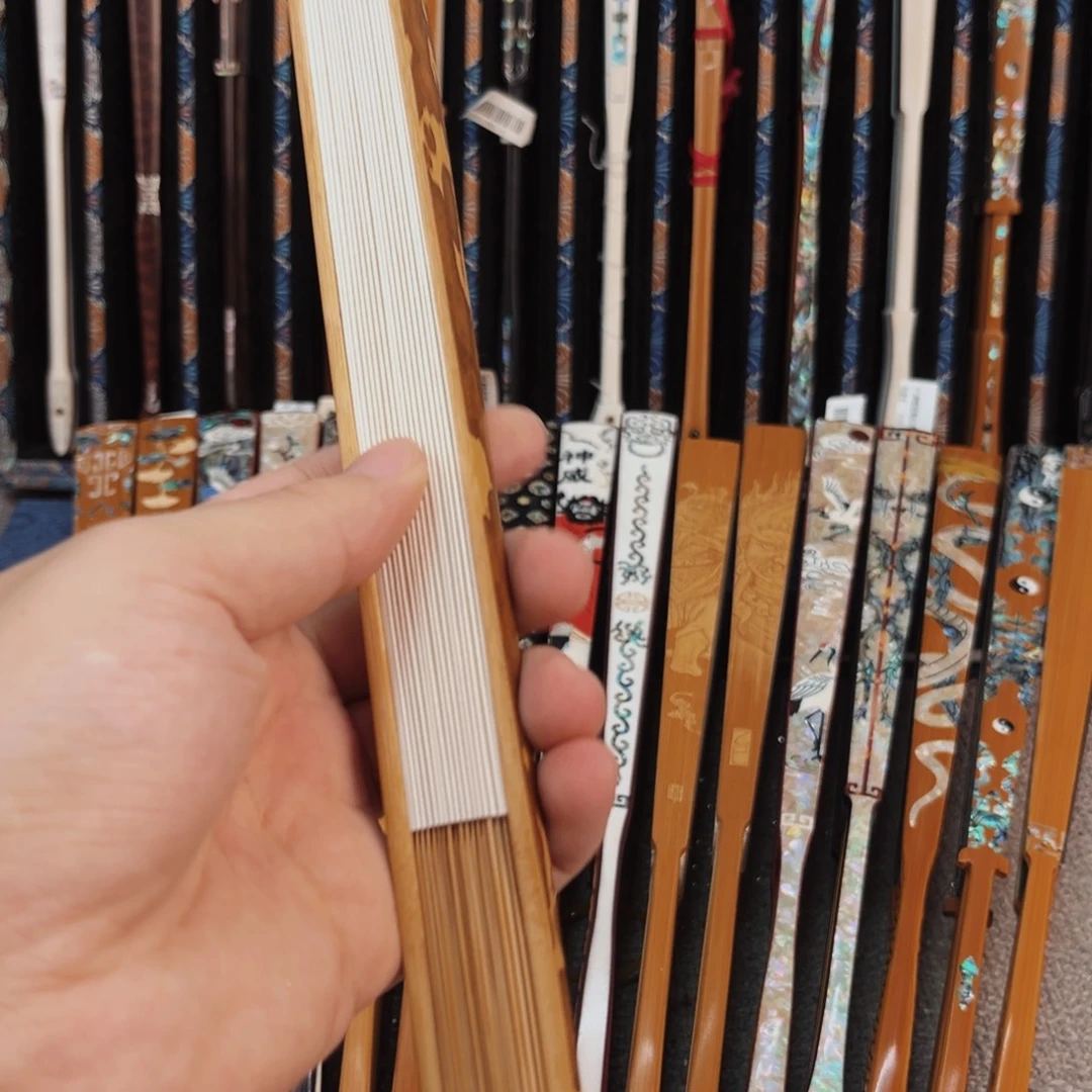 扇子纯手工制作工艺精湛