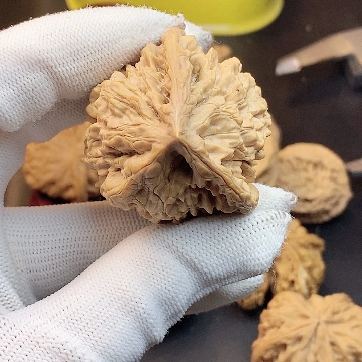 麦***蒙文玩核桃吊坠瑕疵单只不退不换