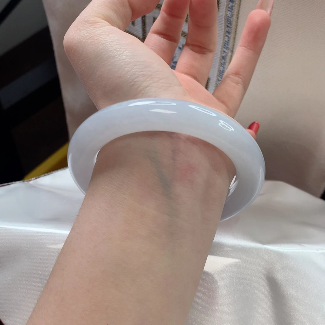 翡翠手镯未镶嵌56圈口