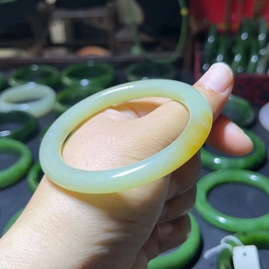 和田玉未镶嵌手镯