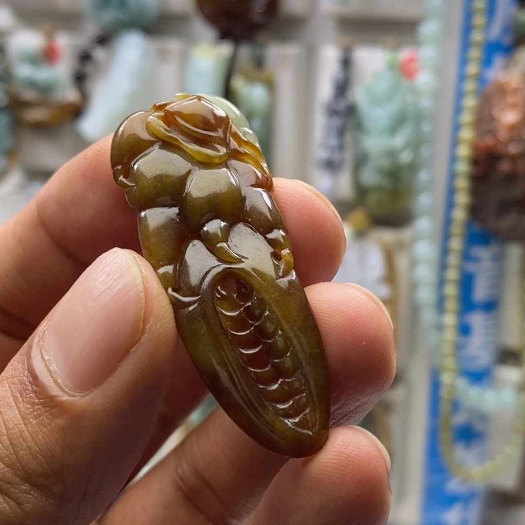 十***L翡翠未镶嵌颈饰一，福