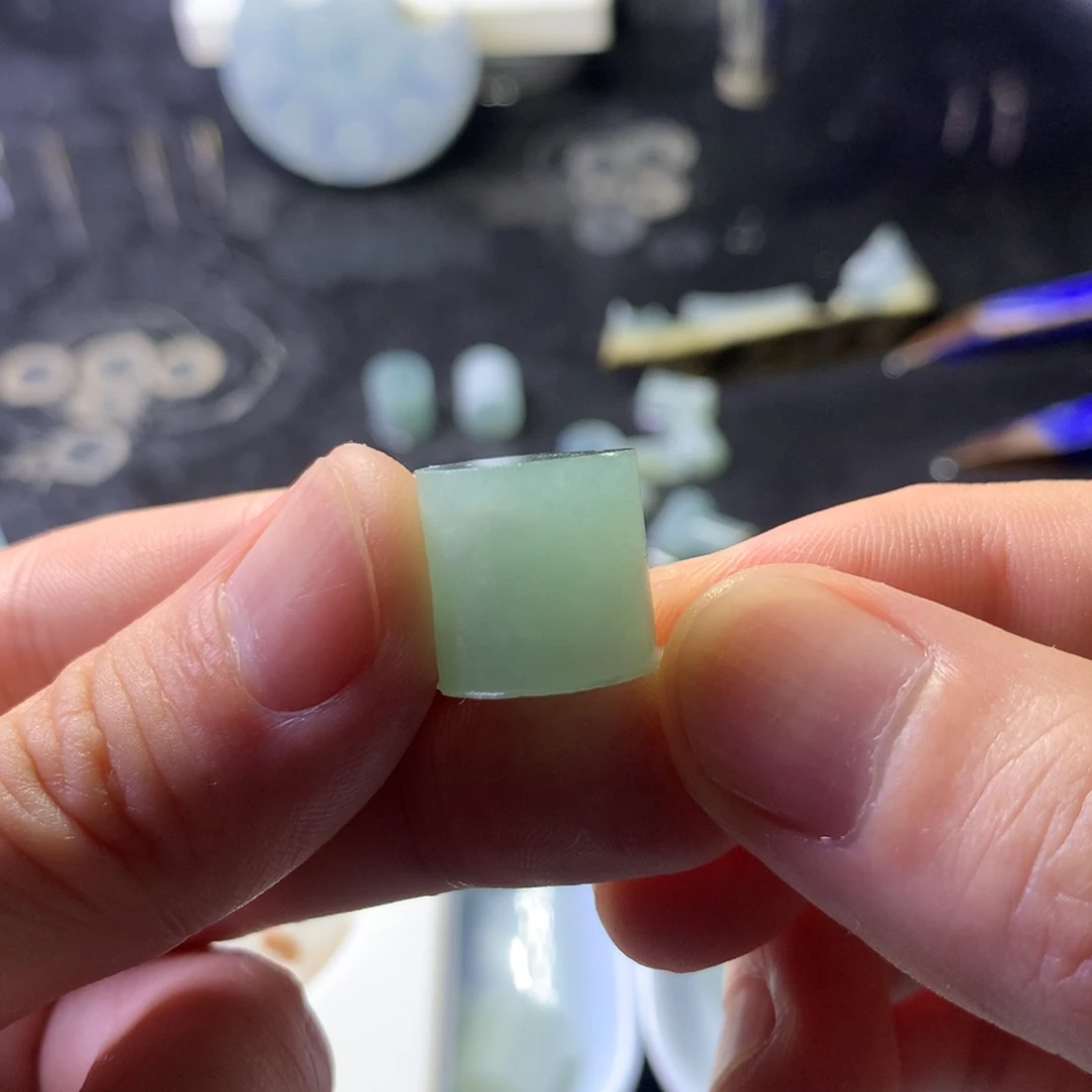 定制翡翠未镶嵌七*天卡11圆珠一颗
