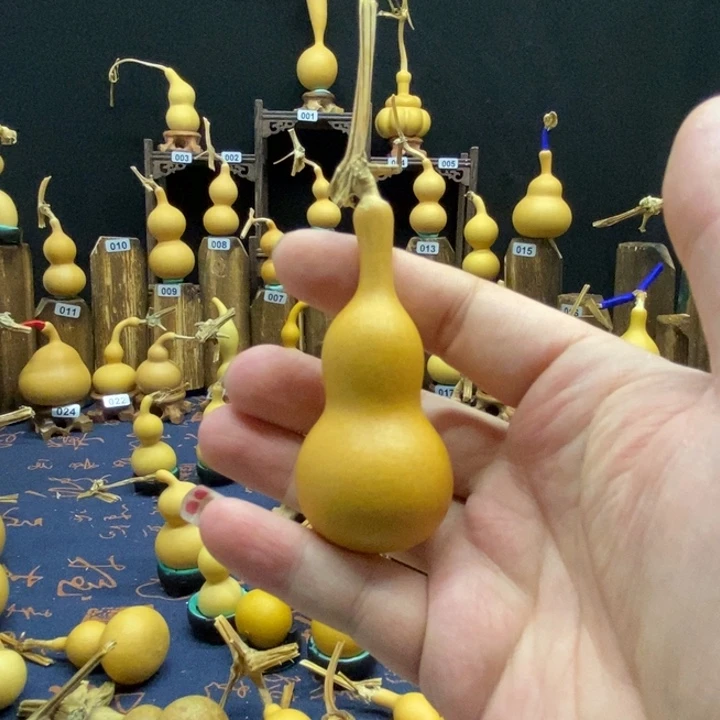 葫芦笙和一根香蕉一起