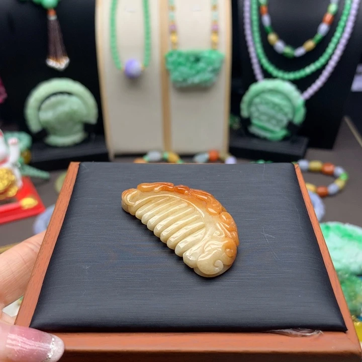 翡翠未镶嵌颈饰红翡梳子