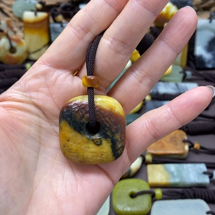 蛇纹石玉未镶嵌颈饰