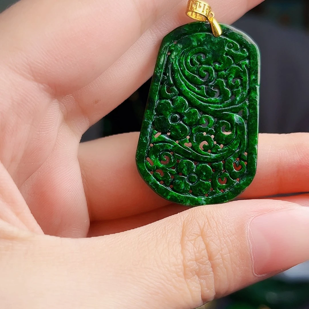 颈饰18K金镶嵌翡翠多样性