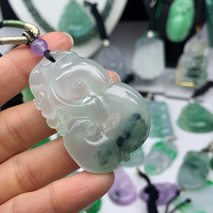 翡翠未镶嵌吊坠(赠链)