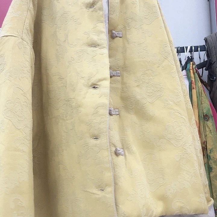 黄色提花棉服瑕疵不退换