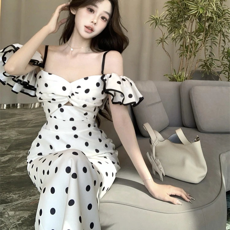 复古波点一字肩抹胸露肩连衣裙女春夏新款法式修身吊带礼服裙长裙