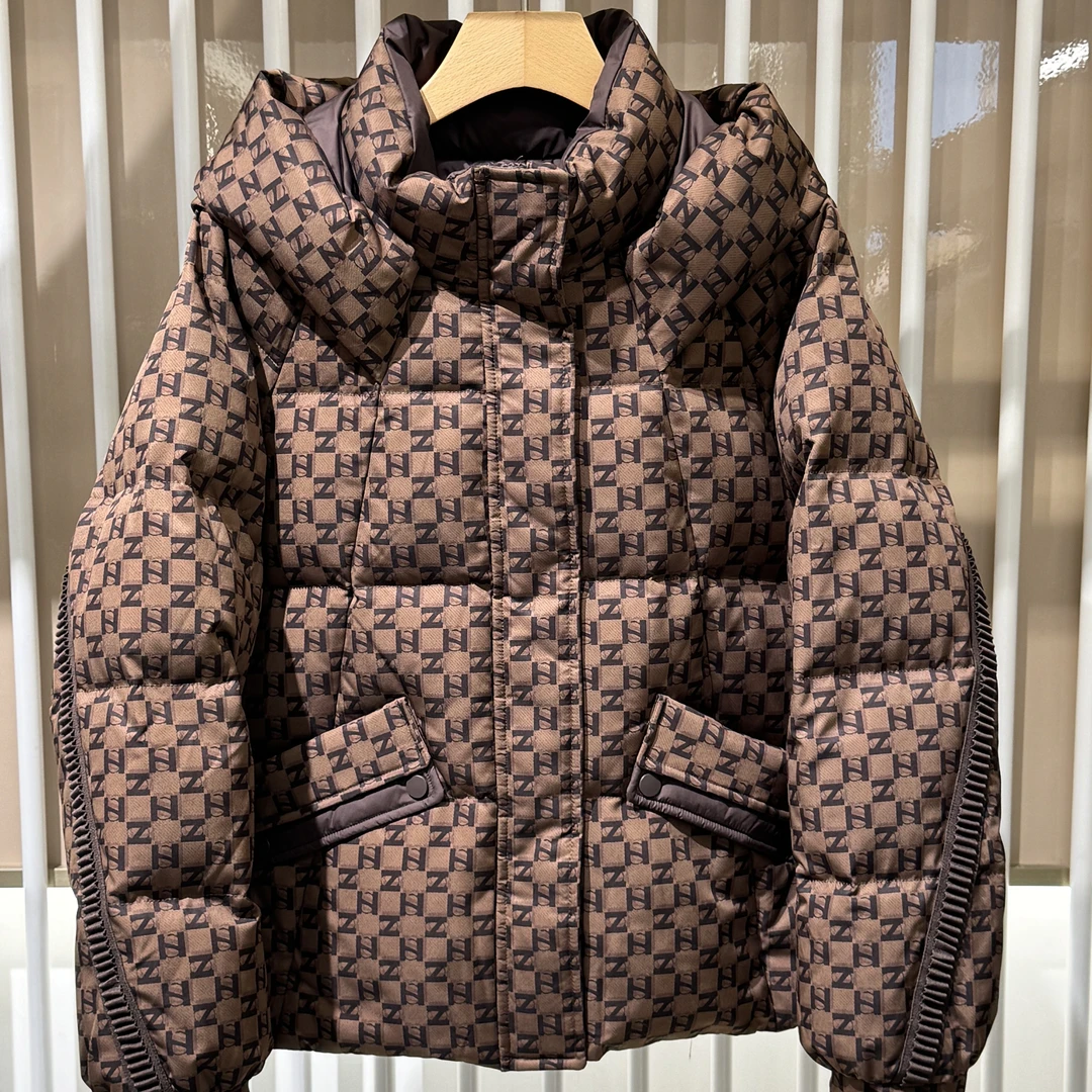 宝莱2025新款冬季宽松轻盈保暖女士短款字母格连帽羽绒服6078款