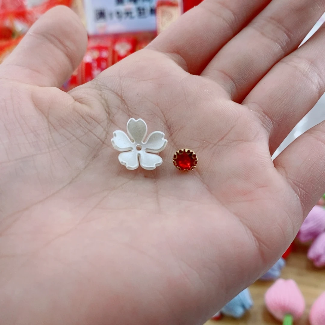 1.5白色五瓣花➕卡6的红钻各50个