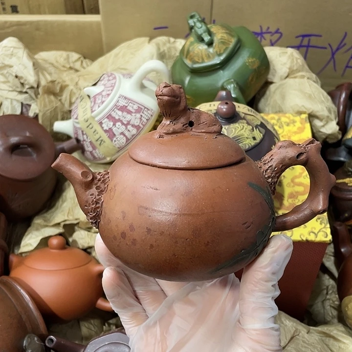 紫砂茶壶原矿泥料，手工制作的一把紫砂壶。
