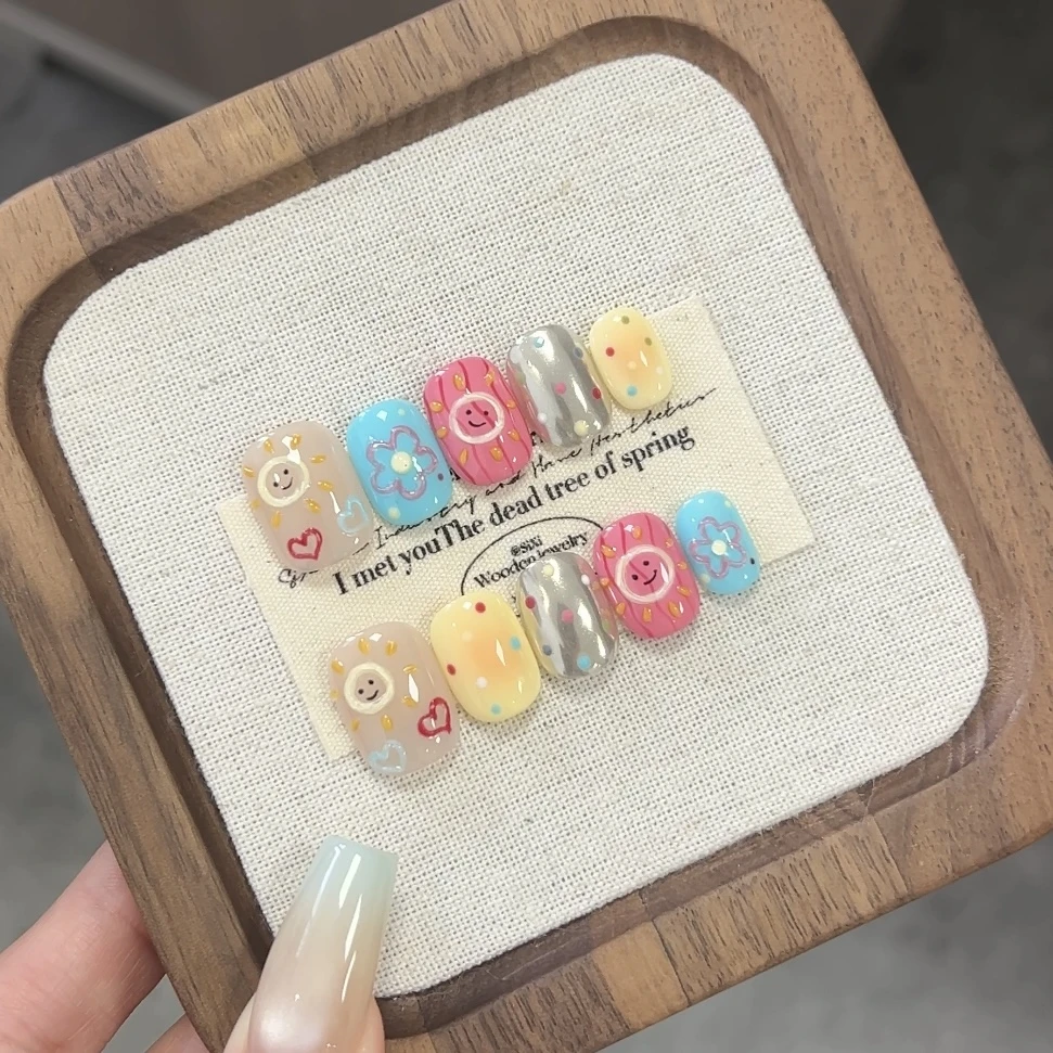 多巴胺可爱手绘卡通涂鸦夏日短款纯手工穿戴甲显白成品定制美甲