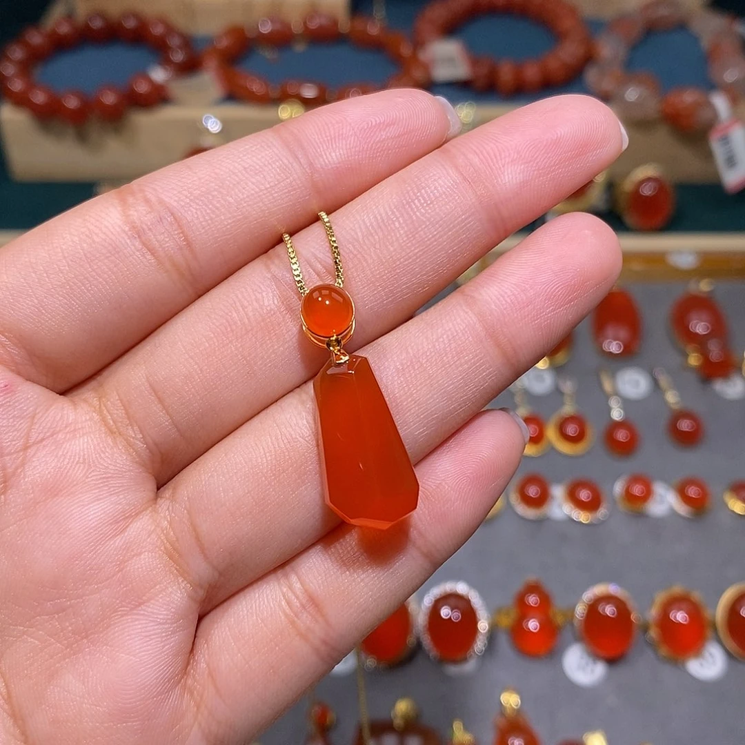 南红玛瑙18K金镶嵌颈饰
