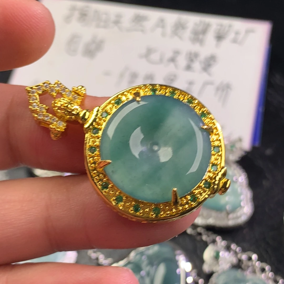 翡翠未镶嵌颈饰平安扣