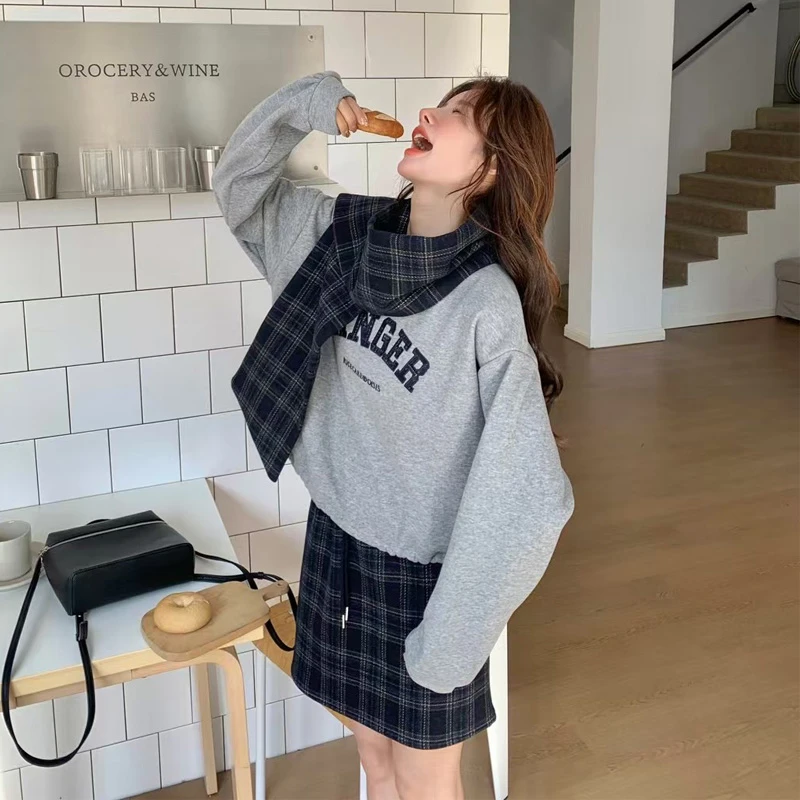 休闲运动卫衣套装裙女2025春秋新款慵懒风格子短裙配围巾两件套