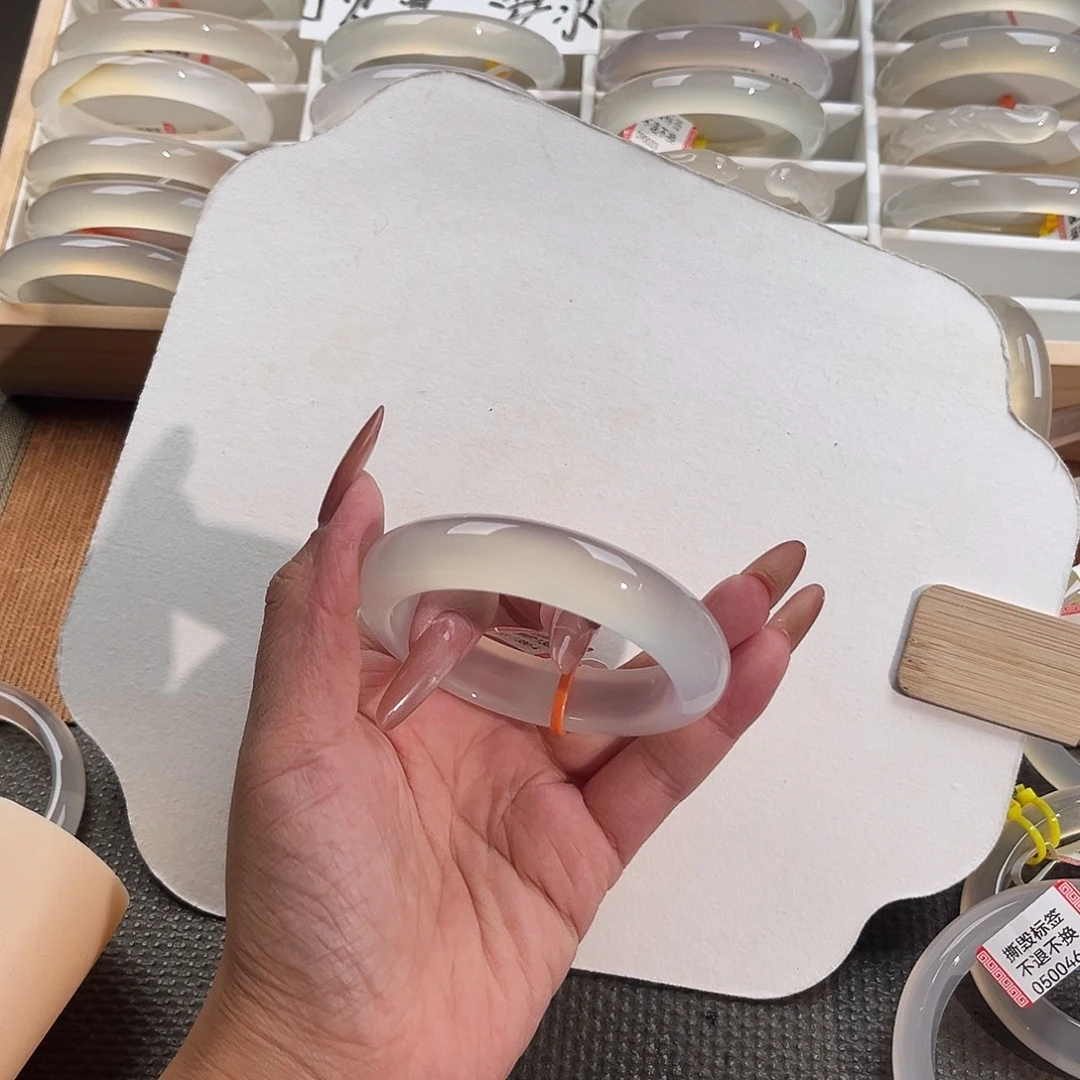 无***姐玛瑙/玉髓未镶嵌手镯