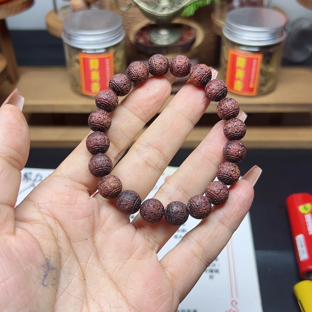 藤类伟*宝降真香缅甸东枝料绿油雕刻0.9圆雕刻38