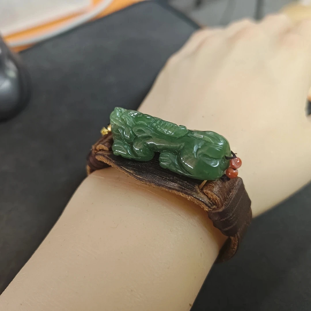 ［0052］天然和田碧玉精美貔貅手牌