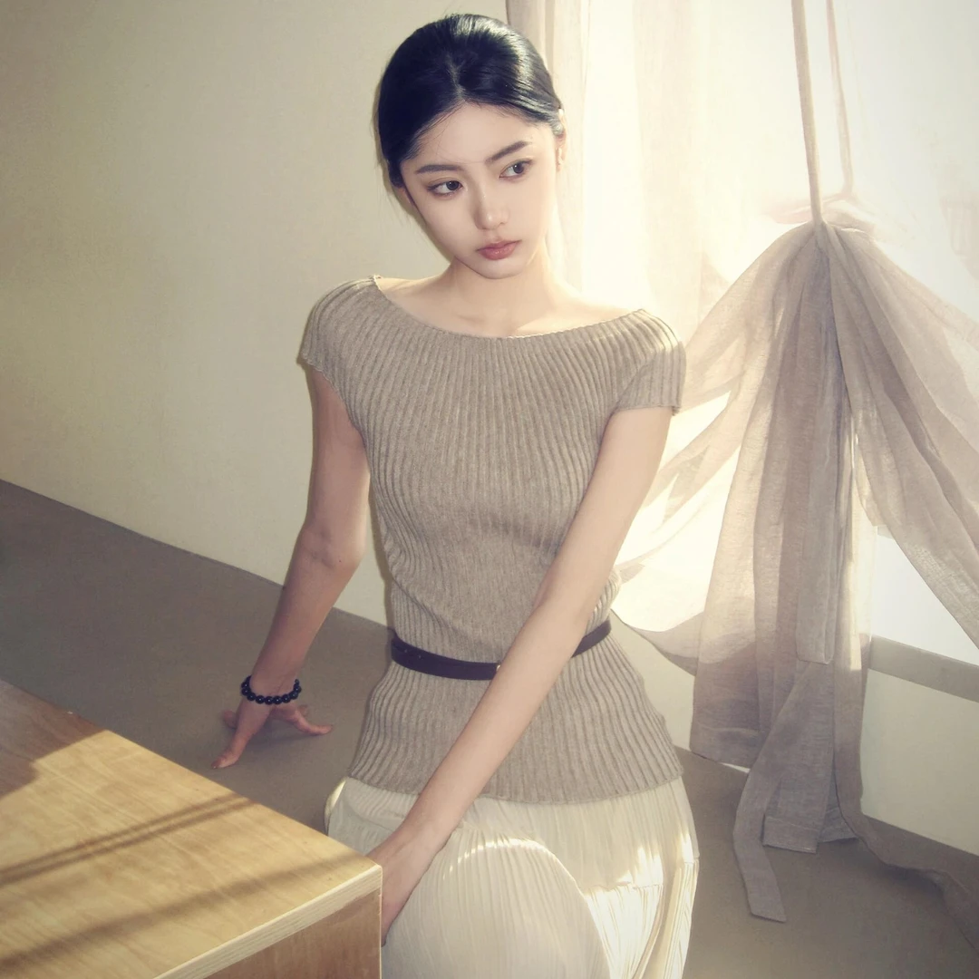 2025夏季独特漂亮小衫高级感一字肩针织衫短袖T恤女时髦洋气上衣