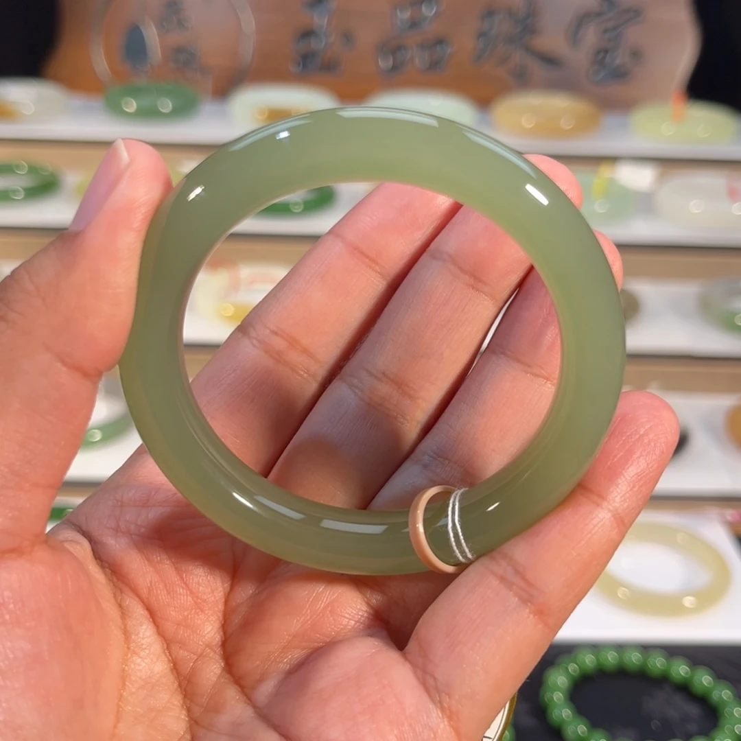 和田玉未镶嵌手镯葡萄肉