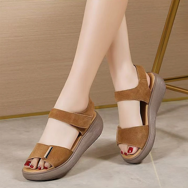 露趾夏季时尚中年坡跟真皮软底妈妈鞋凉鞋休闲百搭时装凉鞋