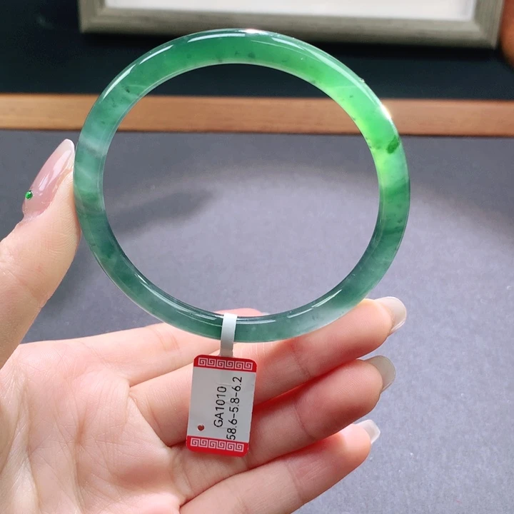 翡翠手镯未镶嵌天然翡翠手镯