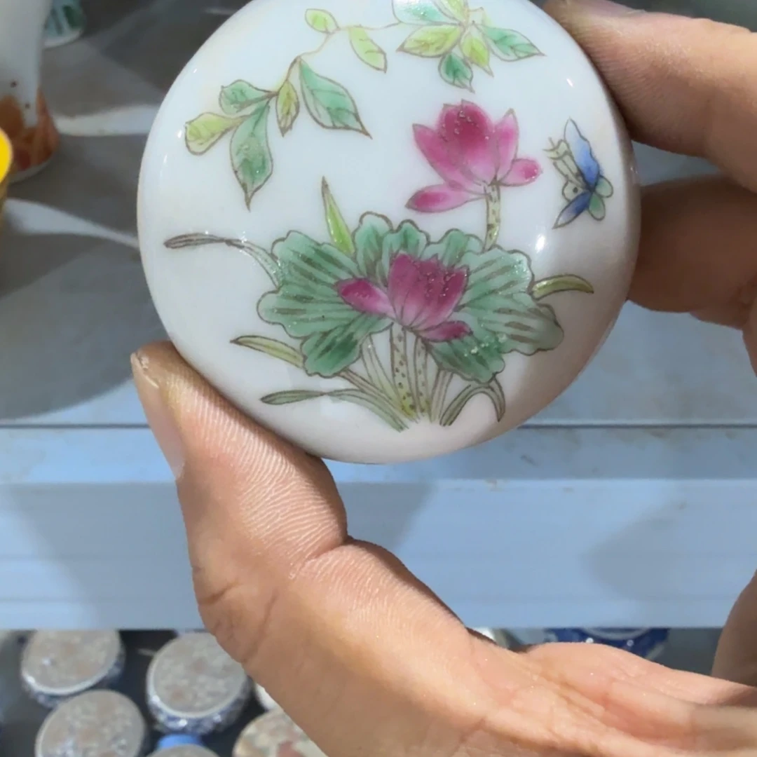 瓷片摆件的是谁和哪个了么