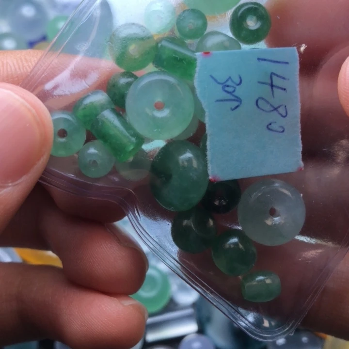 未镶嵌定制翡翠哇**啦挂件