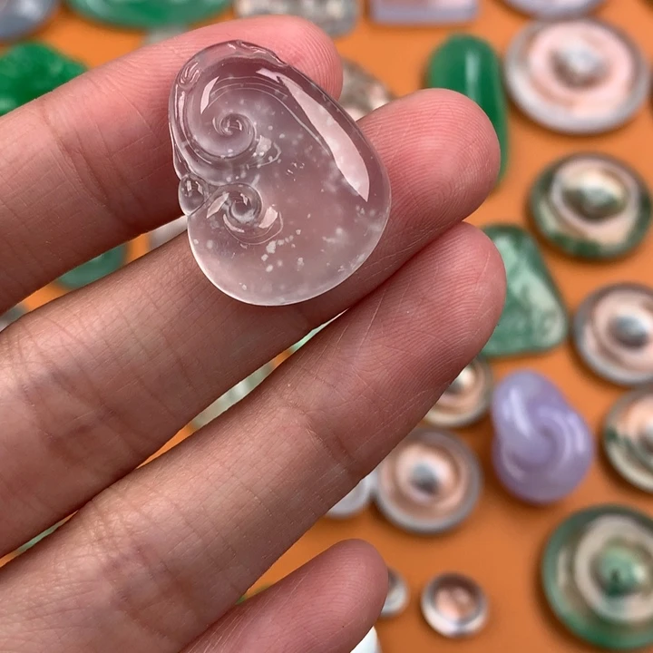 翡翠挂件未镶嵌….