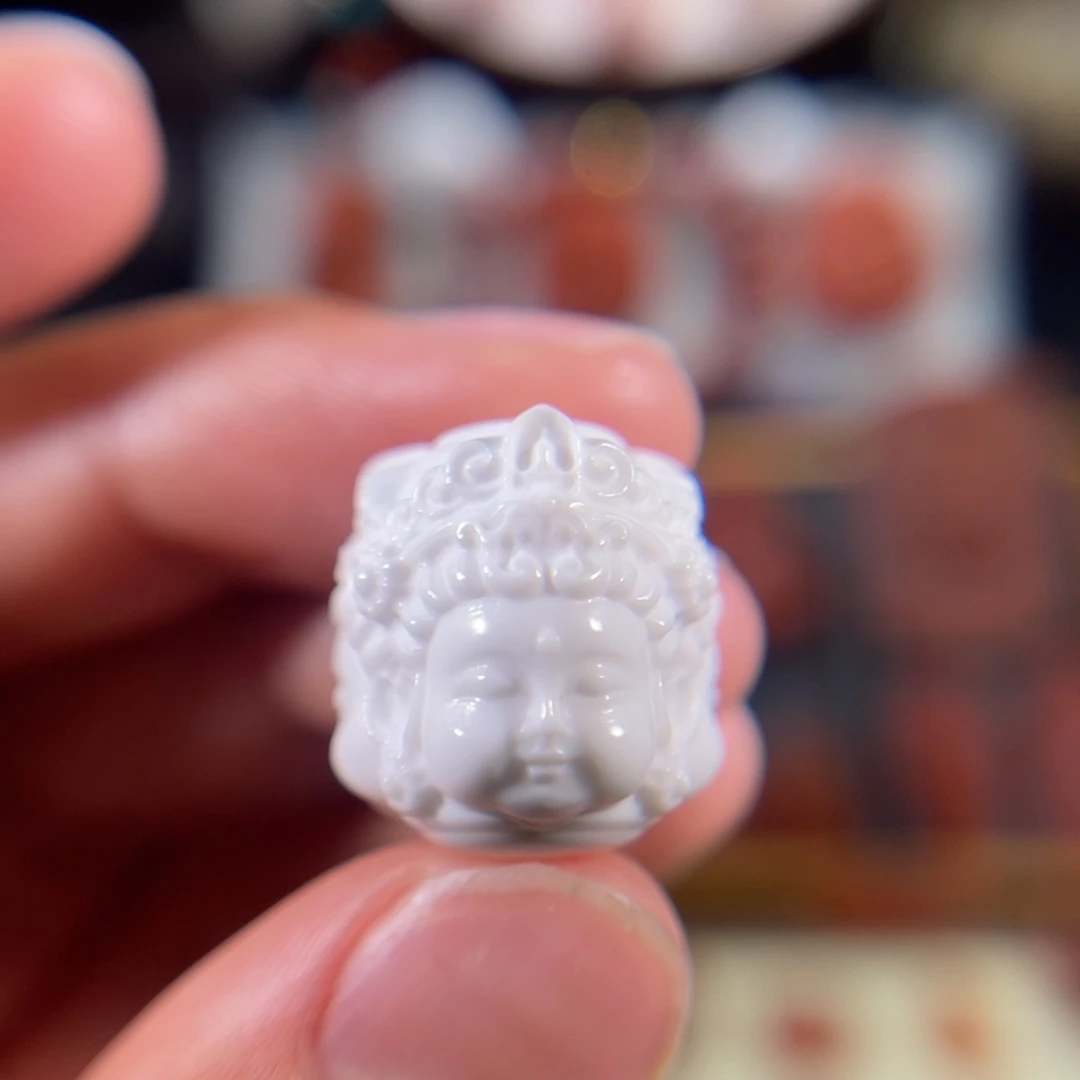 石英质玉（黄龙玉）未镶嵌缅黄白瓷三面宝宝观音16.8*15.