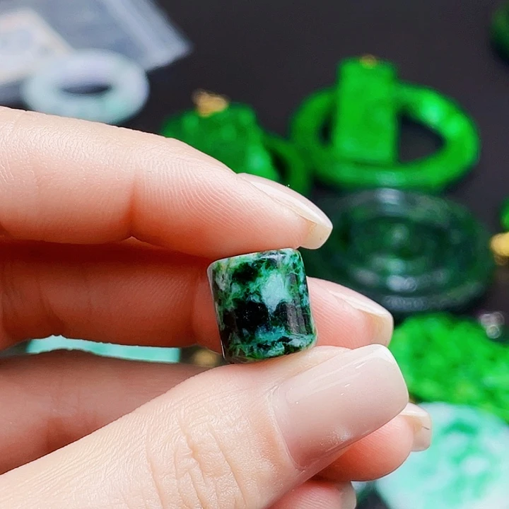 翡翠未镶嵌颈饰多样性