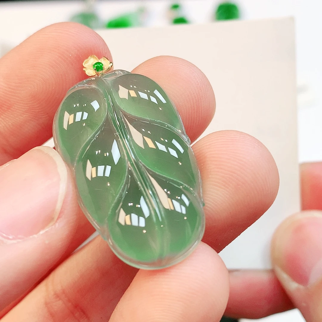 翡翠18K金镶嵌颈饰