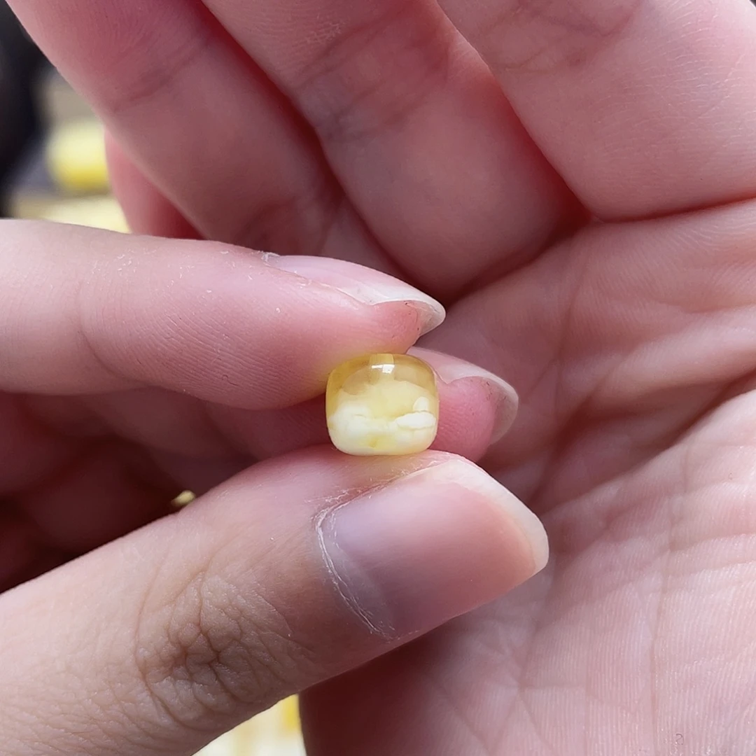 琥珀未镶嵌裸石8.4*7.4mm瑕