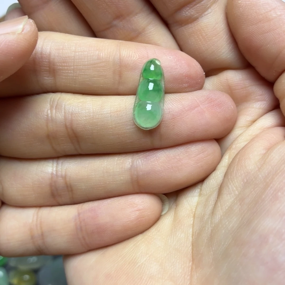 翡翠未镶嵌颈饰绿豆