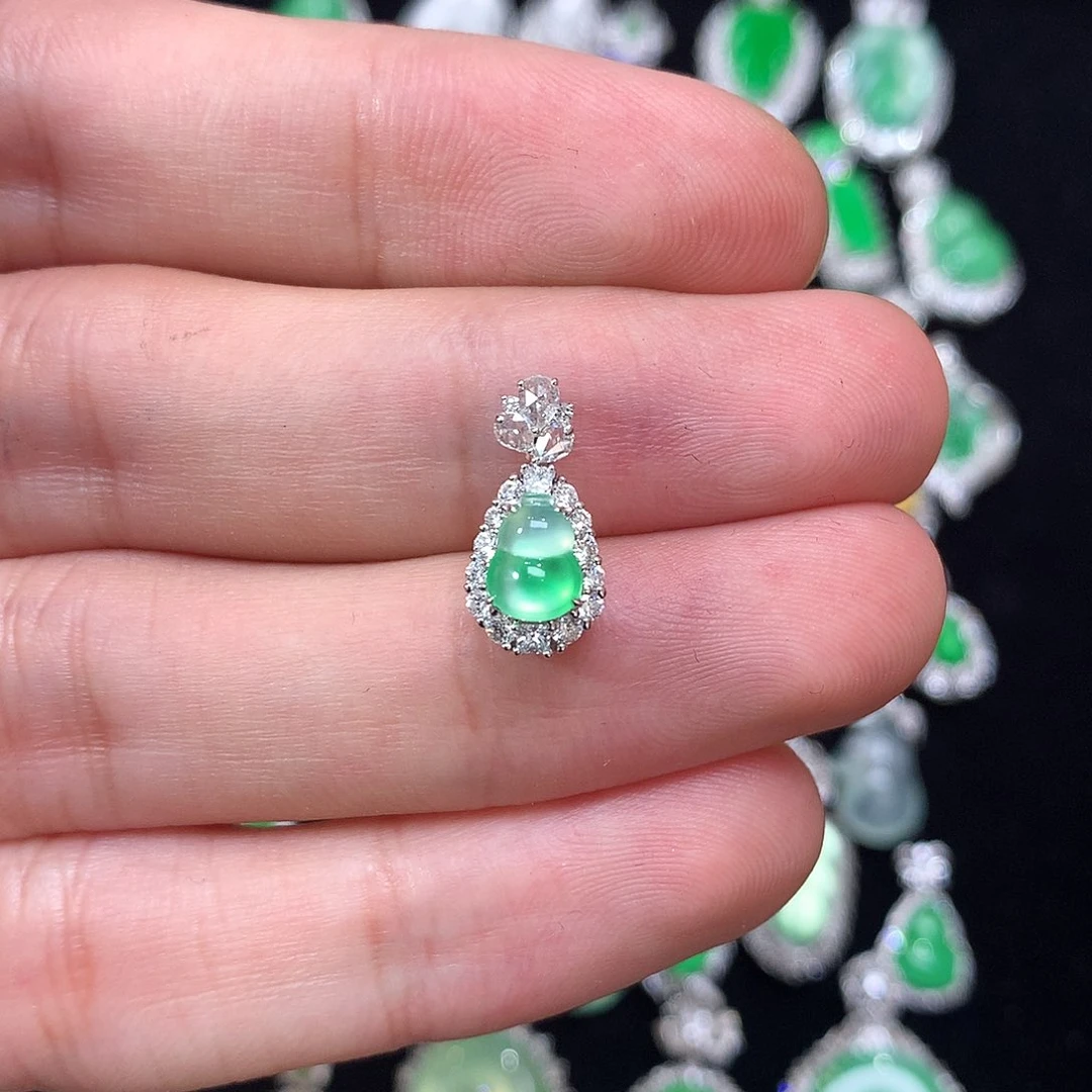 翡翠18K金镶嵌吊坠(不含链)木纳绿葫芦