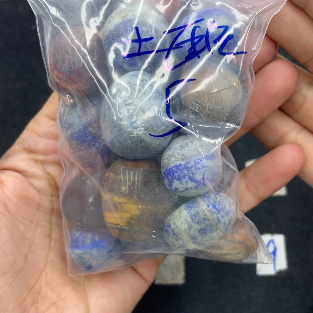 土***匪硅化珊瑚（珊瑚玉）合金颈饰
