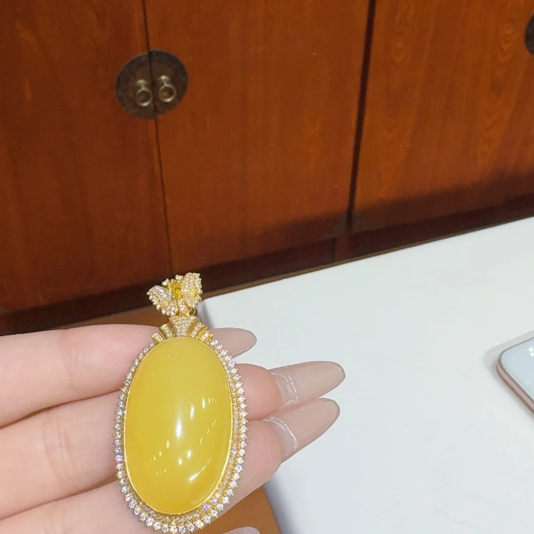 和田玉（黄玉）吊坠18K金镶嵌