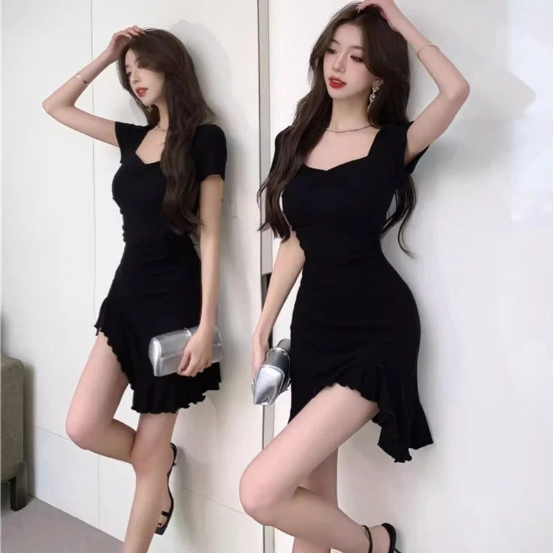 方领荷叶边连衣裙女夏季气质纯欲风不规则辣妹性感开衩修身小黑裙