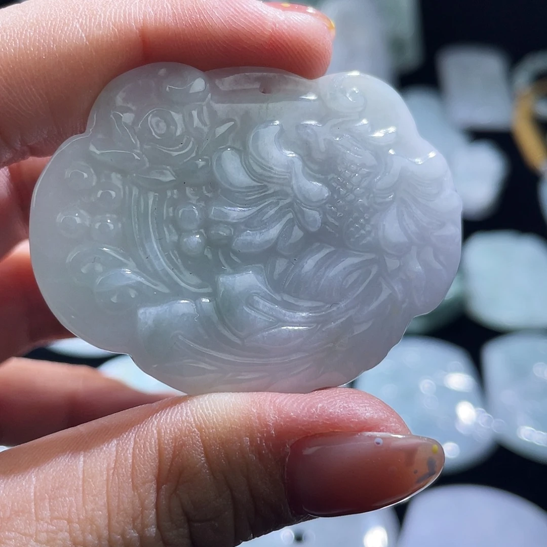 翡翠未镶嵌颈饰如意锁