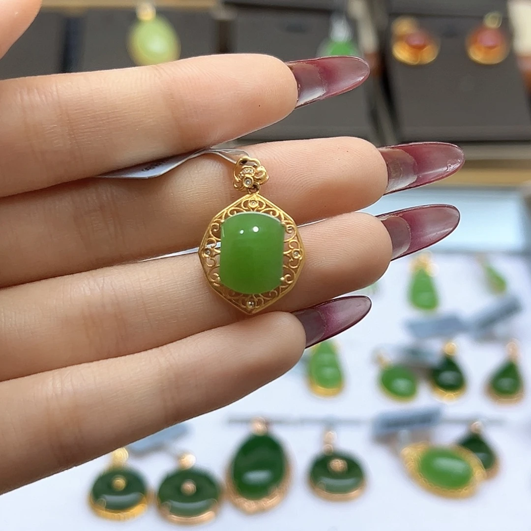 和田玉18K金镶嵌吊坠(赠链)