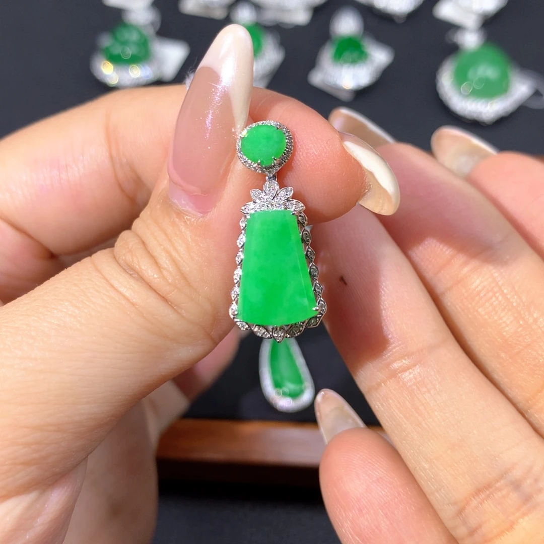 翡翠18K金镶嵌颈饰翡翠