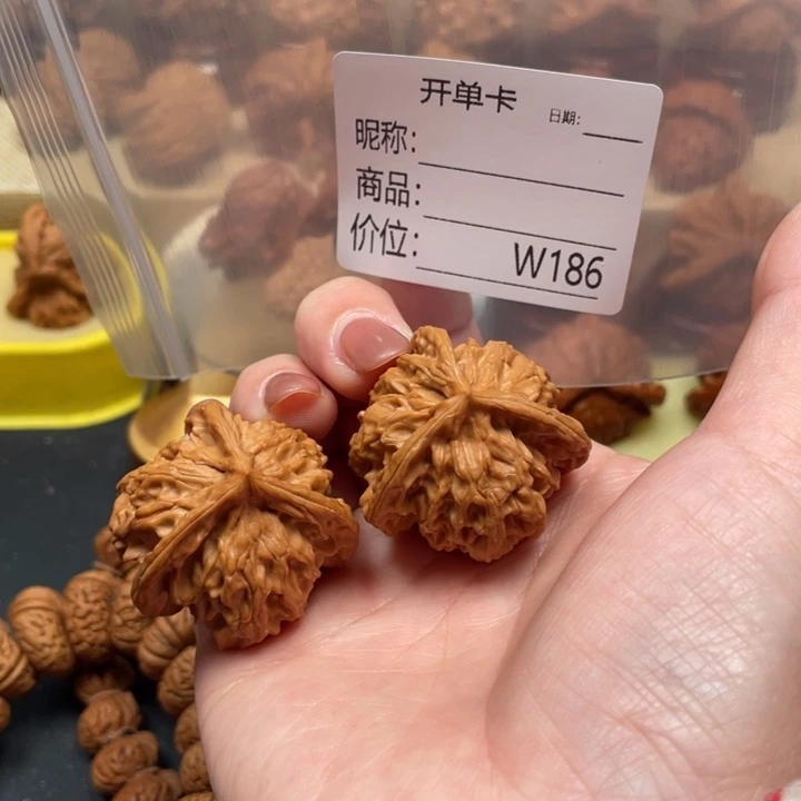 玉***澄文玩核桃吊坠文玩的好的人都是有钱