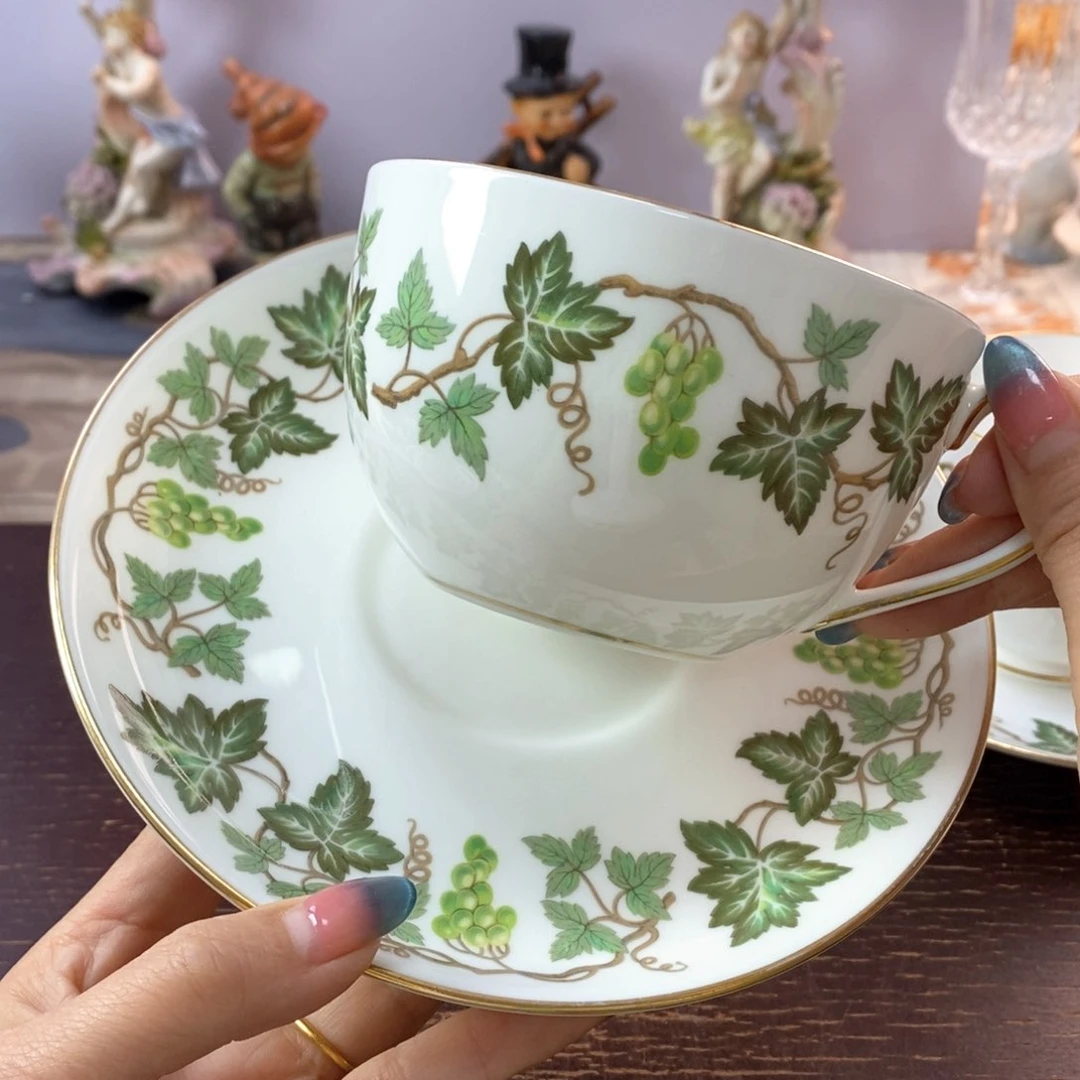 微微瑕疵威奇武德绿宝瓶瓷器